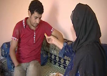 مصري يقطع يديه ليمنع نفسه من السرقة!