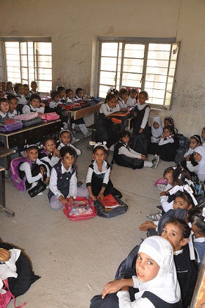 بالصور :مدارس كربلاء طلبة تفترش الارض والصف الدراسي يحوي مابين 80-150 طالب