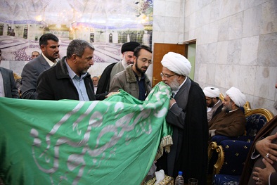 راية مرقد السيدة معصومة يتسلمها الشيخ عبد المهدي الكربلائي