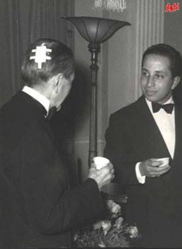 صورة نادرة/ الملك فيصل الثاني يستقبل رئيس الوزراء الإيراني وأثر محاولة إغتياله على رأسه