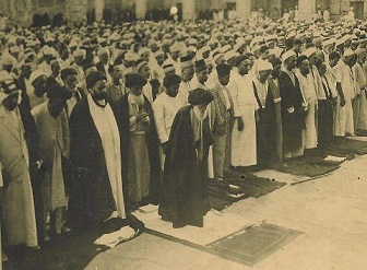 صورة ارشيفية لزعيم الطائفة الشيعية وهو يؤم صلاة الجماعة في الصحن الحيدري الشريف