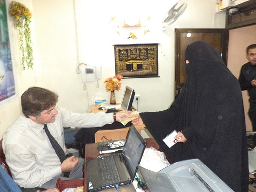 حزب طالباني يشارك احدى المؤسسات الخيرية بتوزيع منح على الايتام والمعوزين في كربلاء+صورة