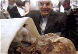 بعثة روسية تکشف عن عشرة مومياوات في جبانة دير البنات بالفيوم