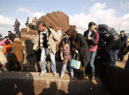 فلسطينيون يفجرون جزءا من حاجز حدودي ويتدفقون على مصر