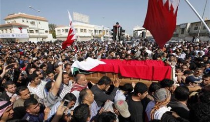 البحرينيون يطالبون بمحاكمة حمد بن خليفة لإستمراره بإرتكاب جرائم حرب ومجازر إبادة جماعية