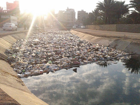 نفايات ومخلفات تتجمع في نهر الحسينية وسط كربلاء (مصور)