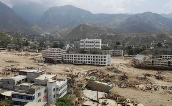 الأرض تبتلع منازلهم بلحظات