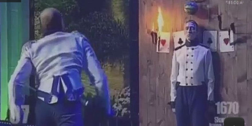 غلطة الشاطر بألف، رامي سكاكين يصيب مساعده بدل البطيخة