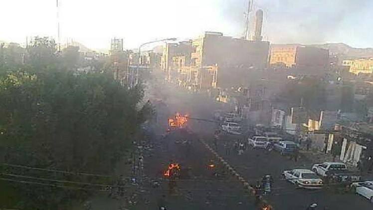 بالصور:انفجار سيارة مفخخة أمام بوابة كلية الشرطة وسط صنعاء