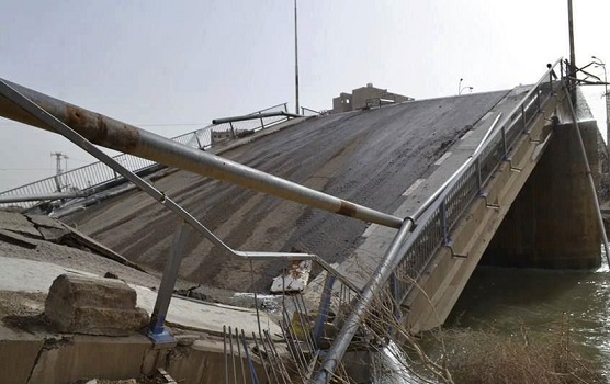 داعش يفجر الجسر الرابع في الموصل