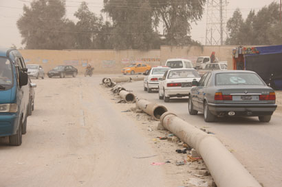 مواطنون ينتقدون وضع انابيب مستهلكة كجزرة وسطية في احدى الشوارع في كربلاء (مصور)