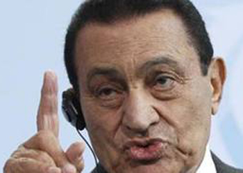 مبارك يهدد بالانتحار في حال نقله الى سجن طرة ويقول "هجيب لكم مصيبة دولية سودا"