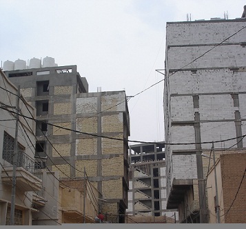 بنايات تتجاوز على الفضاء وامام مراى المسؤولين في كربلاء !!!