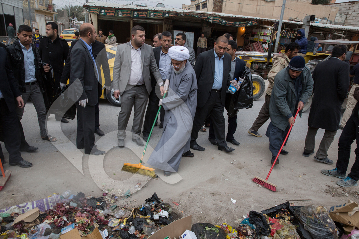 ممثل السيستاني يكنس بنفسه ما خلفه الفشل الحكومي من "نفايات"