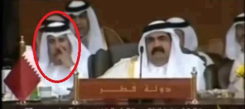 وزير خارجية قطر واصبعه بانفه (مصور)