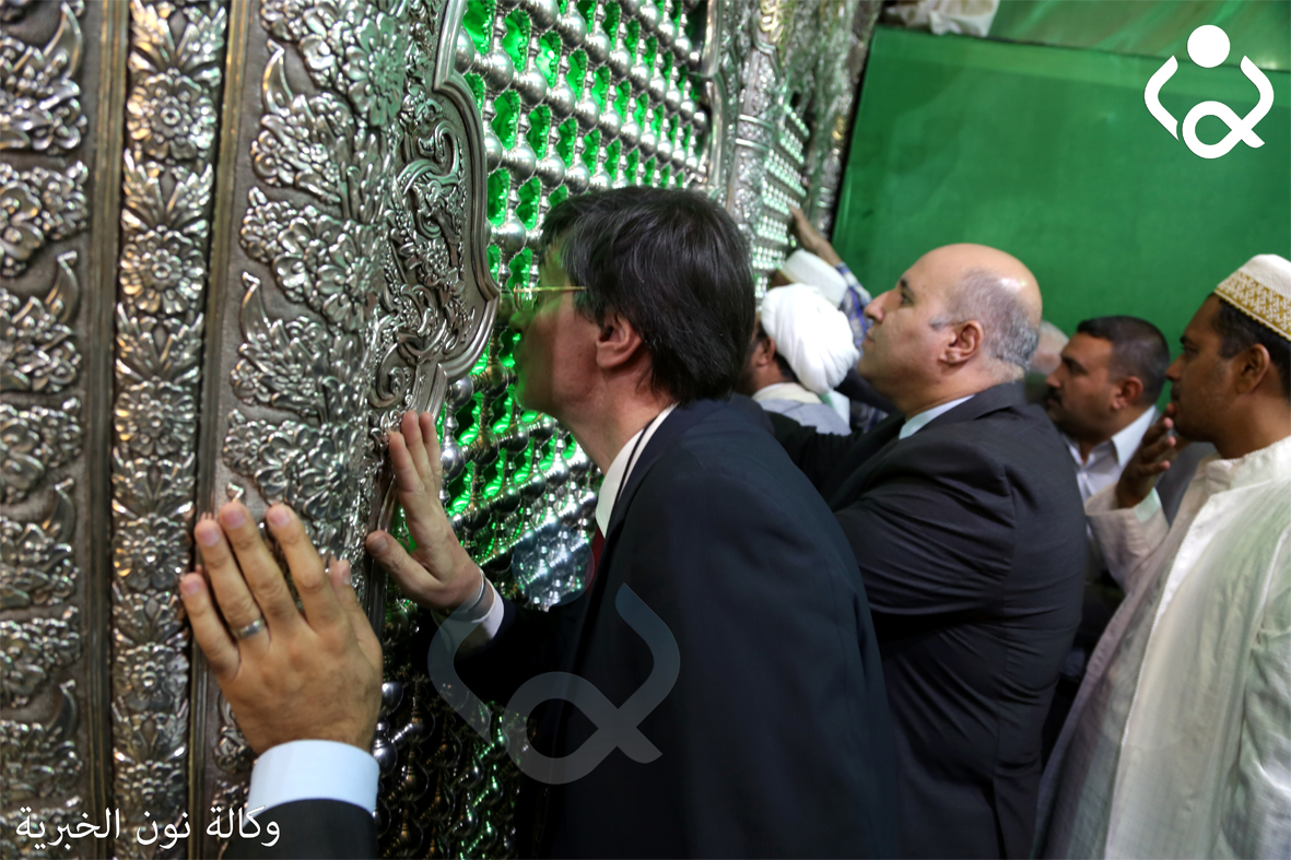 بالصور: ممثل المفوضية السامية للامم المتحدة لشؤون اللاجئين يقبل ضريح الامام الحسين في كربلاء