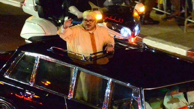 شاب يعترض سيارة ملك المغرب