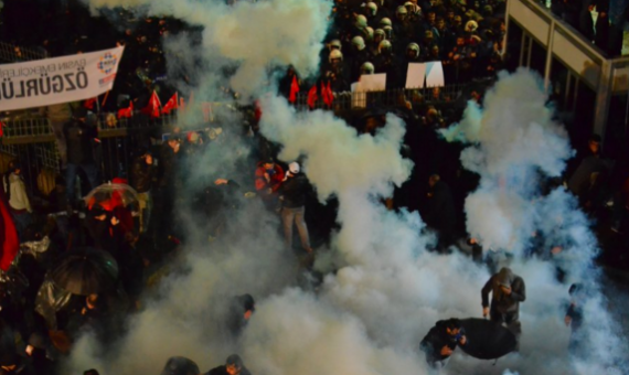 صحيفة بريطانية: أردوغان يستخدم قوانين الإرهاب لإسكات منتقديه ويسحق حقوق الإنسان