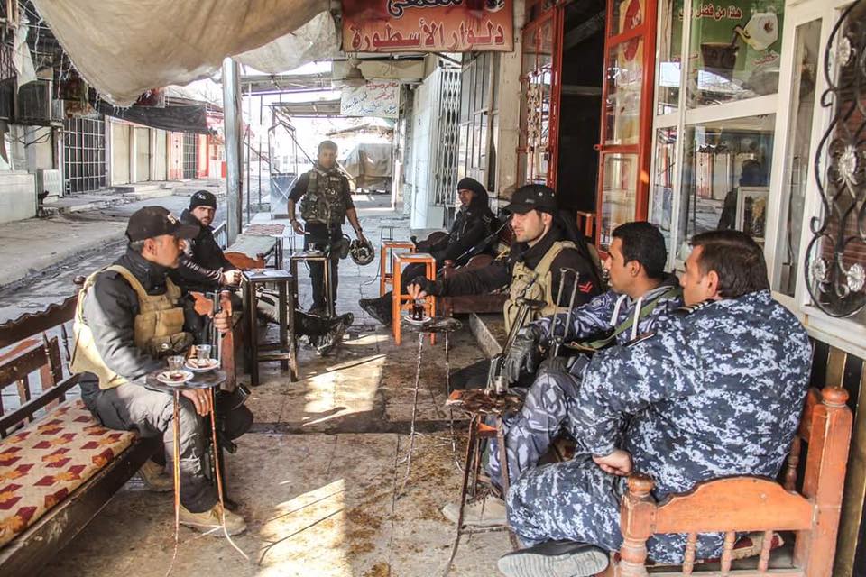 بالصورة: جنود عراقيون يحتسون الشاي بأحد المقاهي وسط الموصل