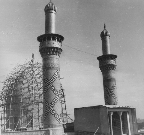 صورة ارشيفية لاول تذهيب لقبة الامام العباس عليه السلام عام 1954