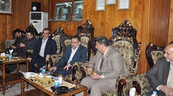 وزير الثقافة والإرشاد  الإيراني يؤدي زيارة مرقد الجوادين بالكاظمية المقدسة (مصور)