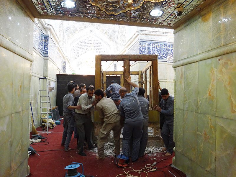 بالصور شاهدوا :انتهاء اعمال تفكيك الشباك القديم لضريح السيد ابراهيم المجاب وسط الحرم الحسيني