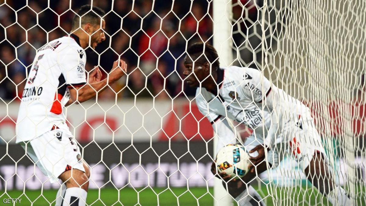 ثنائية بالوتيلي ترفع نيس للمركز الثاني في فرنسا