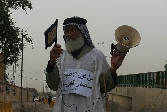 مسن في الناصرية يخرج متظاهرا لوحده للمطالبة بالكهرباء ويردد ” اهفي اهفي عالشعب المطفي “
