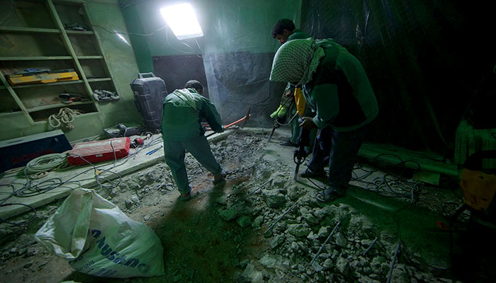 بالصور:تقليص الاعمدة الداخلية لقبة الامام الحسين لتسهيل انسيابية مرور الزائرين قرب الضريح الطاهر