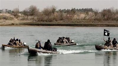 عناصر داعش يهربون سباحة باتجاه شرق الموصل