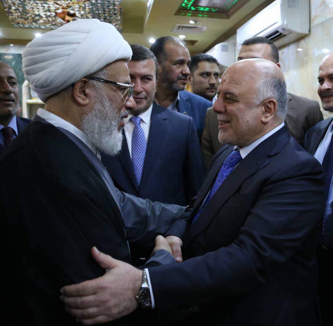 بالصور: ممثل المرجع السيستاني يستقبل العبادي في كربلاء