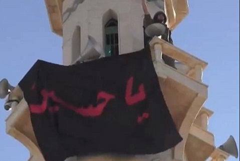رفع راية الإمام الحسين (ع) على مسجد الإمام الحسن (ع) في القصير بعد تحريرها من الارهابيين +صورة