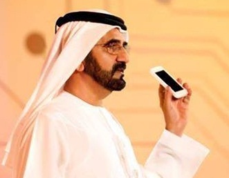 حاكم دبي يوعد شعبه بانجاز المعاملات الخاصة بواسطة الهواتف الذكية