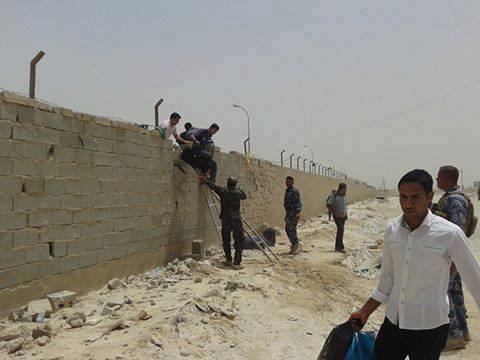 شاهد احدى طرق اخراج طلبة الانبار بعد احتجازهم من قبل "داعش" في جامعة الانبار .