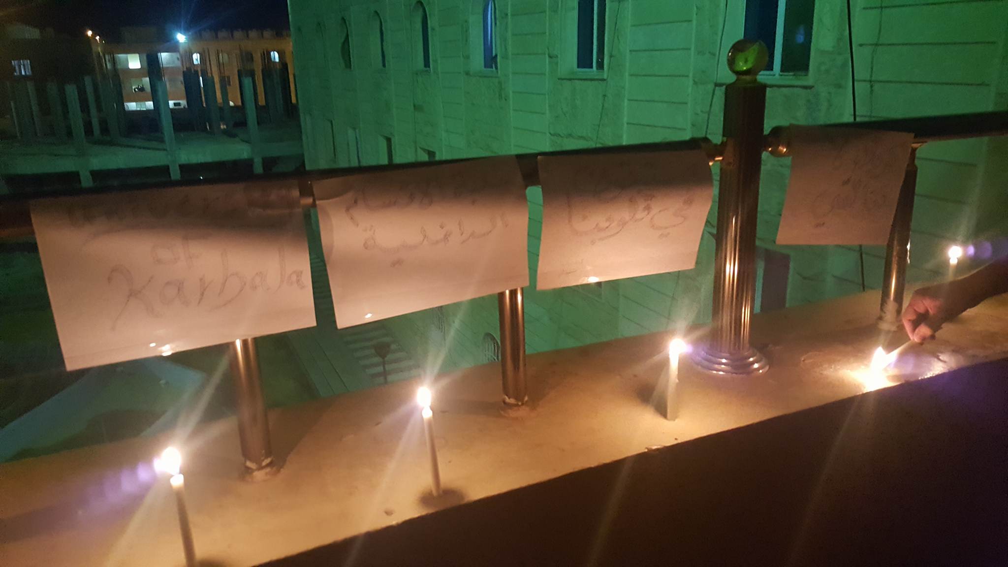 بالصور:طلبة جامعة كربلاء يعزون عوائل شهداء التفجير الارهابي بطريقتهم الخاصة