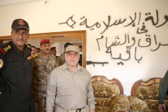 العبادي يتفقد المقاتلين بحي الشهداء في الفلوجة