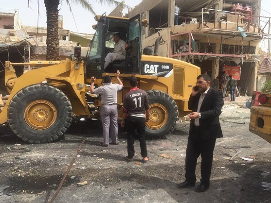 بلدية كربلاء ترفع مخلفات التفجير الإرهابي الجبان الذي استهدف محافظة كربلاء(مصور)