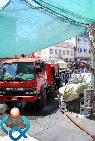 رجال الدفاع المدني في كربلاء يخمدون حريقا وسط مركز المدينة (مصور)
