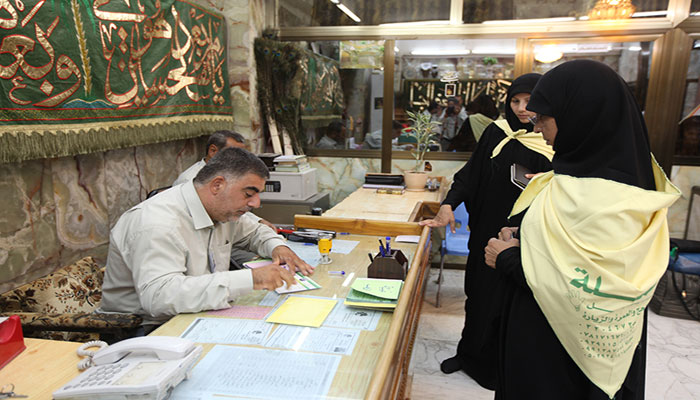 بالصور:كويتيون وسعوديون وخليجيون وعراقيون يتبرعون بمخشلات ذهبية واموال في مرقد الامام الحسين دعما للجيش العراقي  في قتاله ضد الارهاب