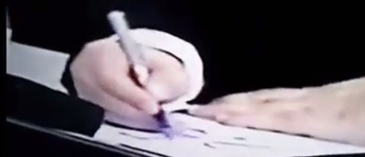 بالفيديو :موهبة الرسم لدى احد اعضاء مجلس النواب العراقي اثناء احدى جلسات البرلمان