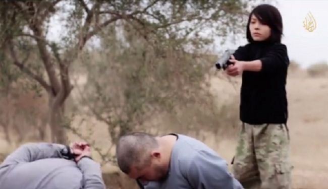 طفل "داعشي" آسيوي يعدم مدرسا مسنا شمال صلاح الدين