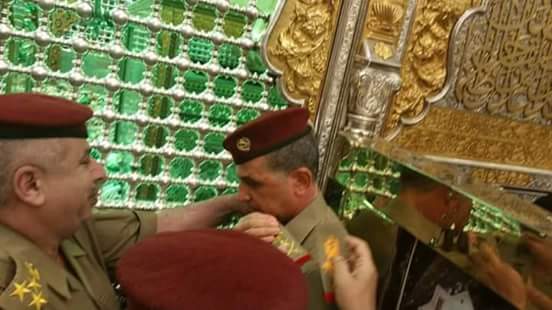 بالصورة:رئيس اركان الجيش يرتقي الى رتبة (فريق اول ركن) ويتخذ من مرقد العباس مكانا للبسها