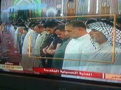 مسلمون سنة وشيعة يؤدون صلاة الفجر في الصحن الحسيني الشريف