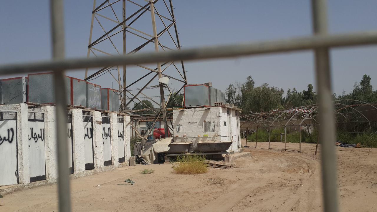 بالصور: عشوائيات على شكل مواكب حسينية مشيدة قرب ابراج نقل الطاقة وسط تحذير حكومي