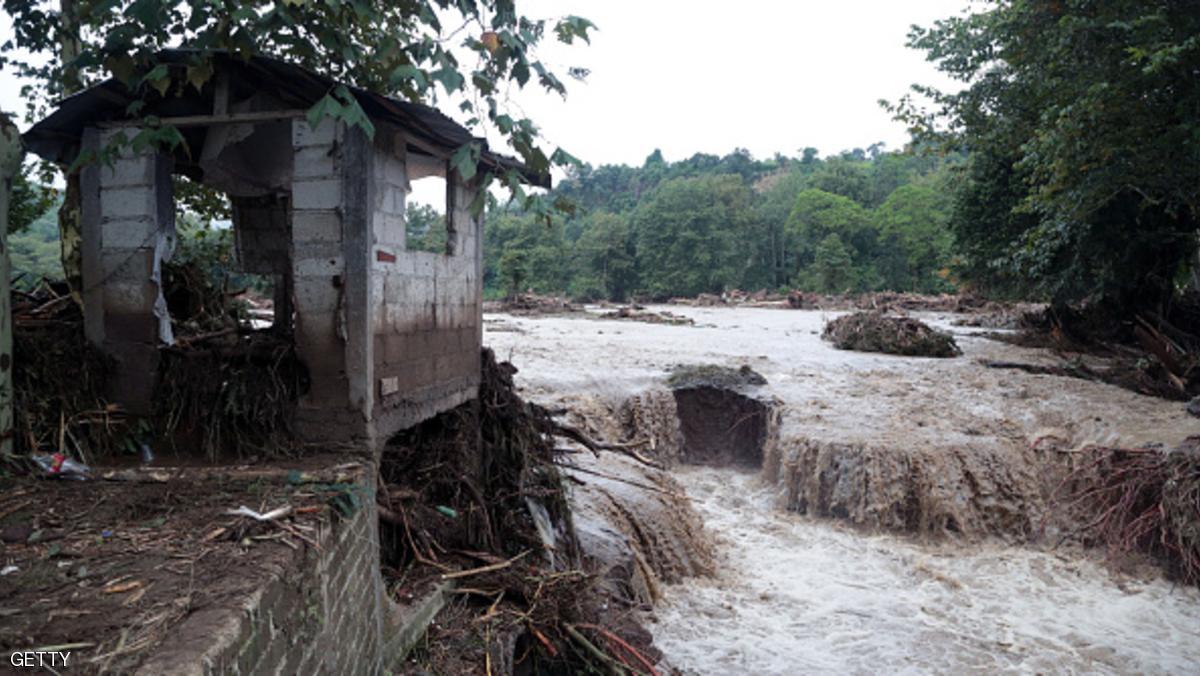 بالصور: قتلى بانهيارات أرضية بسبب إعصار إيرل بالمكسيك