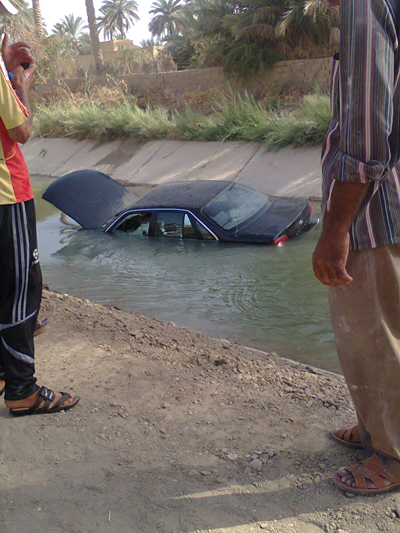سقوط سيارة مسرعة في نهر الحسينية بكربلاء (مصور)