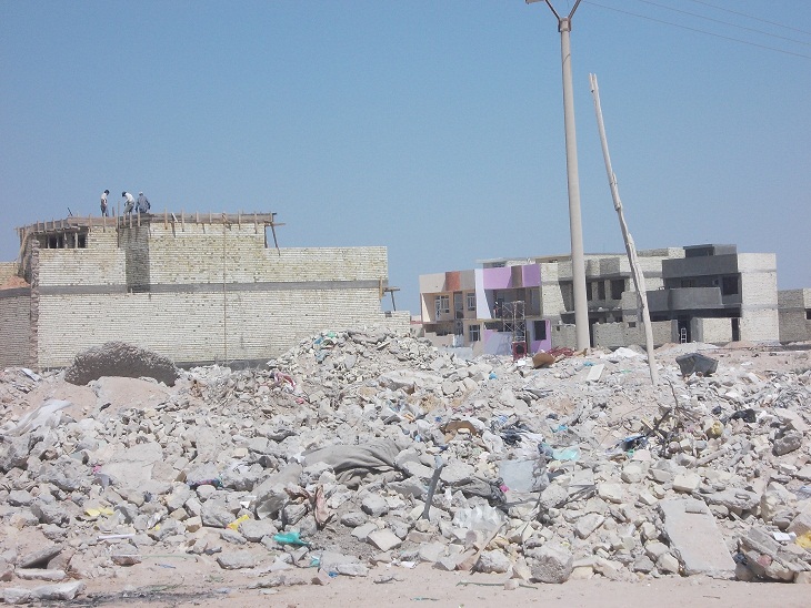 حي الصحفيين او (الاعلام) في كربلاء يتحول الى مكب للنفايات والانقاض (مصور)