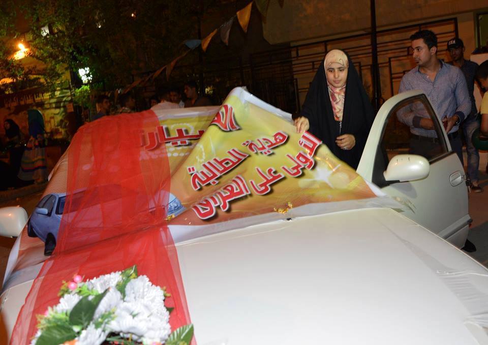 بالصور:محافظ كربلاء يمنح سيارة هدية للطالبة الكربلائية الاولى على العراق ومثلها لمديرة مدرستها