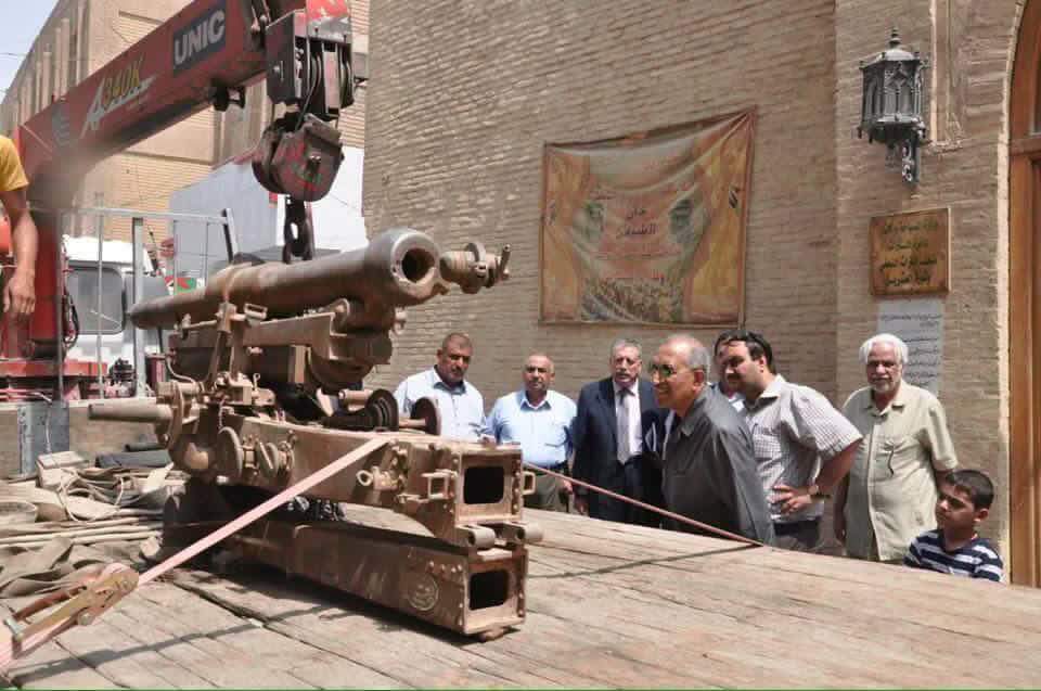 بالصور:مواطن نجفي يهدي لمتحف تراث النجف مدفعا بريطاني الصنع صنع عام 1916