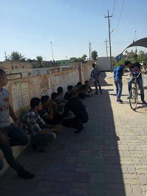 طلبة ثانوية في كربلاء يعتصمون امام بناية مجلس المحافظة بسبب نقلة جماعية +صورة